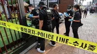 Polisi menyelidiki lokasi serangan pisau atau penikaman di dekat stasiun kereta bawah tanah Sillim di barat daya Seoul pada 21 Juli 2023. (YONHAP / AFP)