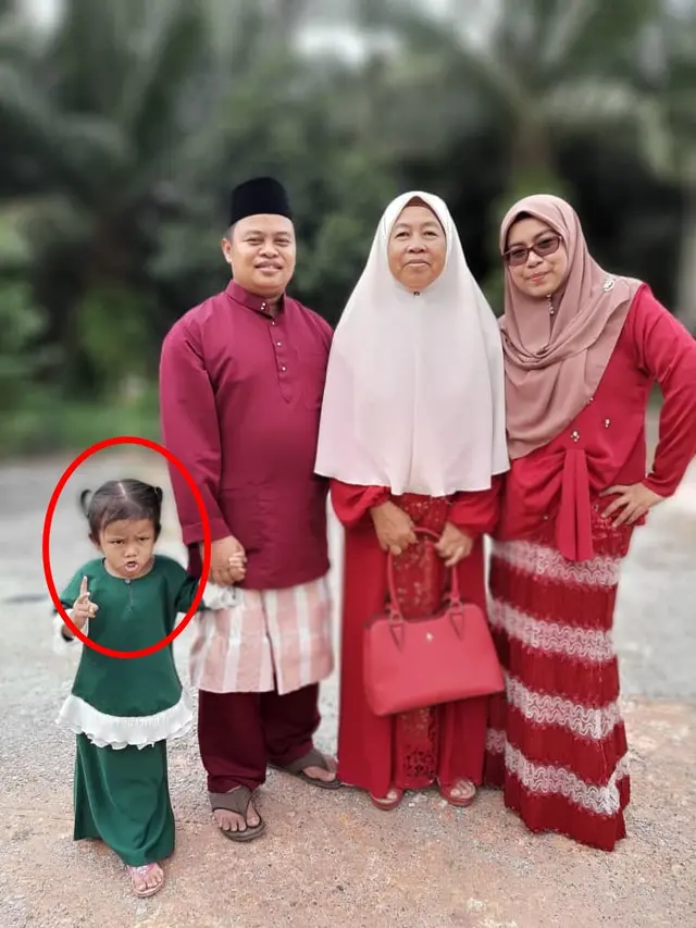 6 Pose Nyeleneh dalam Foto Lebaran Keluarga, Bikin Senyum Sendiri