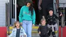 Scott Disick pun meminta Kourtney Kardashian untuk memperbaiki situasi ini. Namun Kourtney seperti tak mempedulikannya. (AKM/GSI/DailyMail)