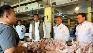 Menteri Koordinator bidang Pangan Zulkifli Hasan bersama Menteri Perdagangan Budi Santoso, dan Direktur Utama Bulog Ahmad Rizal Ramdhani  sidak Pasar Kramat Jati, Jakarta Timur, Senin (29/12/2025). (ANTARA/Harianto)