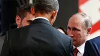 Presiden Barack Obama ketika terlibat dalam pembicaraan singkat dengan Presiden Vladimir Putin disela-sela KTT APEC 2016 di Lima, Peru (Reuters)