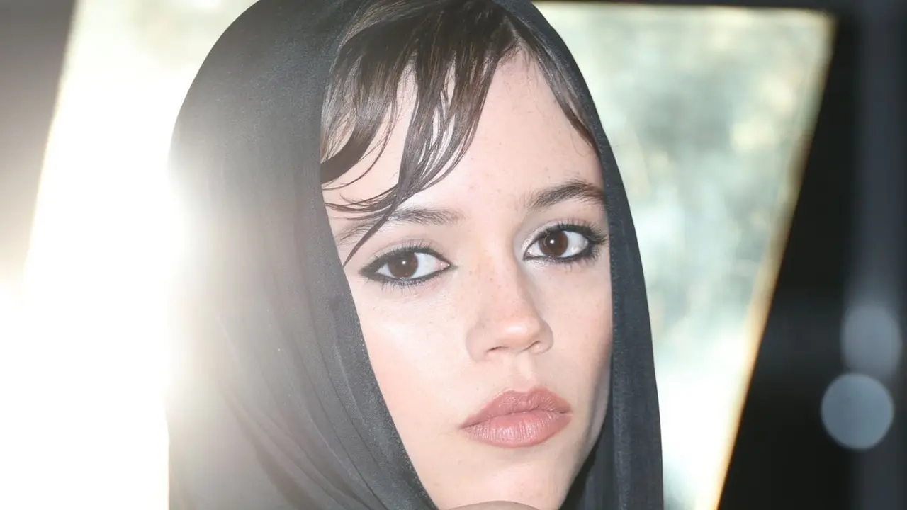 6 Gaya Seleb Hadiri Fashion Show Saint Laurent di Paris, Jenna Ortega-Jeonghan SEVENTEEN