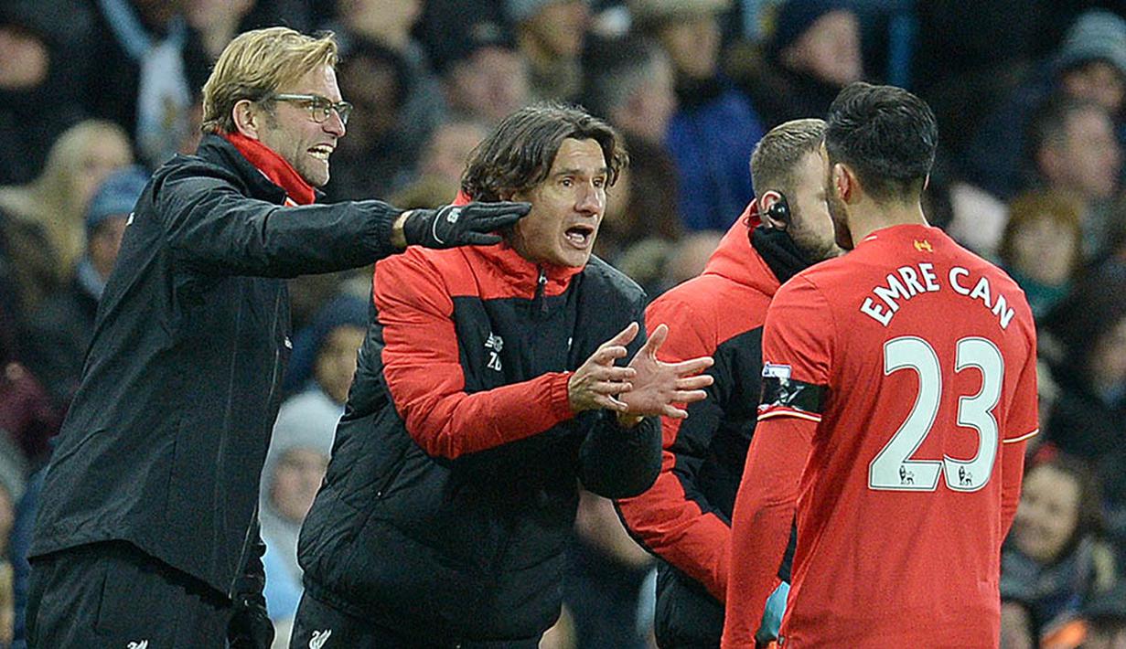 Pelatih Liverpool, Jurgen Klopp, memberikan pengarahan kepada Emre Can pada laga Liga Inggris melawan Manchester City di Stadion Etihad, Inggris, Sabtu (21/11/2015). (AFP Photo/Oli Scarff)