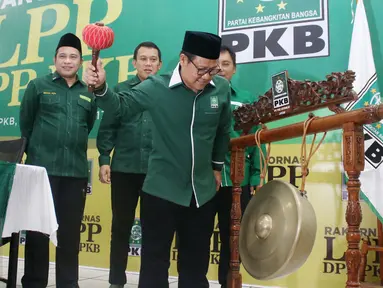 Ketum PKB Muhaimin Iskandar (Cak Imin) memukul gong pada Pembukaan Rakornas LPP DPP PKB, Jakarta, Sabtu (29/4). Muhaimin mengatakan PKB menargetkan tahun 2019 harus memenangkan Pemilu atau minimal kedua partai terbesar. (Liputan6.com/Angga Yuniar)