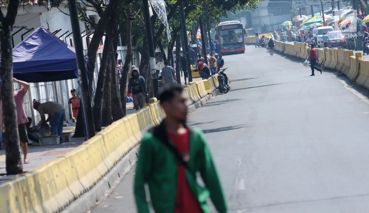 Suasana Jalan Jatibaru di kawasan Tanah Abang, Jakarta, Selasa (19/6). Hingga H+4 Lebaran 2018 belum terlihat aktivitas pedagang kaki lima yang biasa berjualan di salah satu ruas jalan Jatibaru. (Liputan6.com/Helmi Fithriansyah)