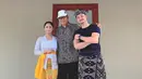 Dalam kunjungannya ke Bali, ia pun sempatkan untuk mampir di kediaman Wakil Bupati Badung, Bali. Terlihat bahwa DP dan suami sangat akrab dan malah menginap di kediamannya. (Liputan6.com/IG/@dewiperssikreal)