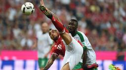 Pemain Bayern Munchen, Arturo Vidal, membuang bola dari kejaran pemain Werder Bremen dalam laga Bundesliga di Allianz Arena, Munchen, Sabtu (27/8/2016) dini hari WIB. (AFP/Christof Stache)
