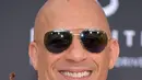 Aktor Vin Diesel tersenyum saat menghadiri pemutaran film Disney dan Marvel 'Avengers: Infinity War' di Los Angeles, California (23/4). Vin Diesel tampil mengenakan jaket bomber putih dengan ranting seperti karakter Groot. (AFP Photo/Neilson Barnard)