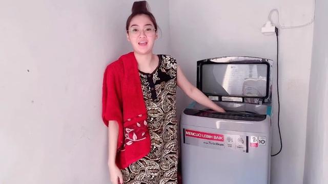 6 Potret Nella Kharisma saat Pakai Daster, Tampil Sederhana