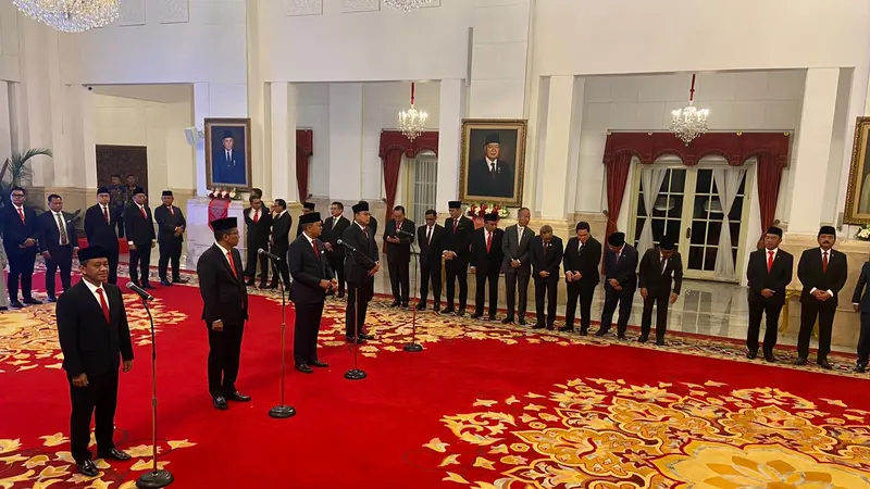 Jokowi melantik menteri dan wakil menteri baru di Istana Negara, Jakarta, Senin 919/8/2024)