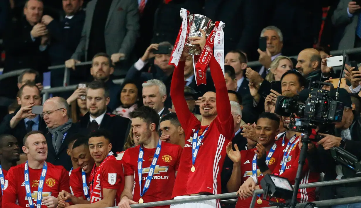 Penyerang Manchester United, Zlatan Ibrahimovic mengangkat Piala Liga Inggris, setelah mengalahkan Southampton dalam pertandingan final di Stadion Wembley, London, (27/2). Ibrahimovic mencetak dua gol di pertandingan ini. (AFP Photo / Ian Kington)