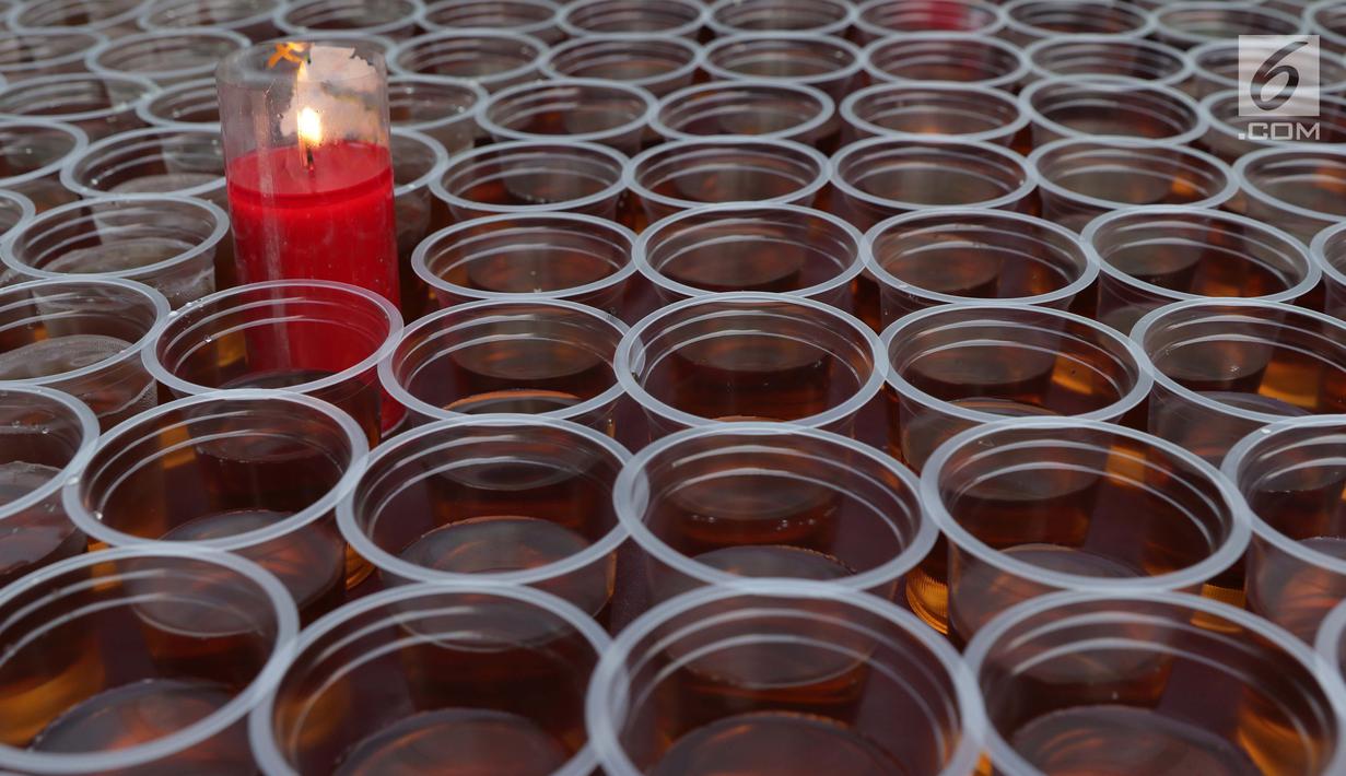 Salah satu minuman untuk berbuka puasa tersaji di Vihara Dharma Bakti di kawasan Petak Sembilan, Jakarta, Jumat (10/5/2019). Beragam menu makanan dan minuman khas untuk berbuka puasa disediakan secara gratis oleh komunitas muslim Tionghoa-Indonesia. (Liputan6.com/Helmi Fithriansyah)