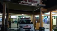 Mobil ambulans di kamar mayat RS Saiful Anwar Malang membawa jenasah pelaku yang meninggal bunuh diri setelah menganiaya istrinya (Liputan6.com/Zainul Arifin)