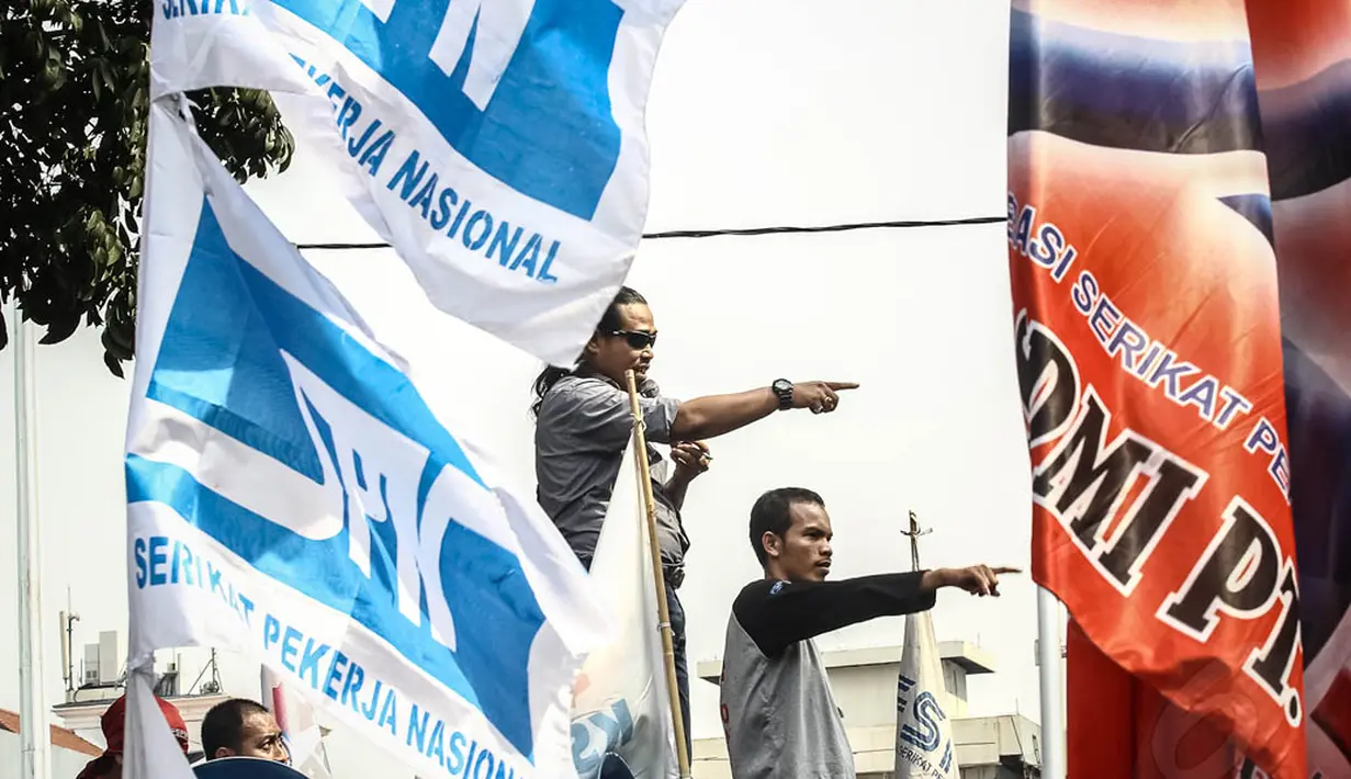 Massa buruh saat berorasi meminta kenaikan upah di depan Balaikota, Jakarta, Rabu (22/10/14). (Liputan6.com/Faizal Fanani)