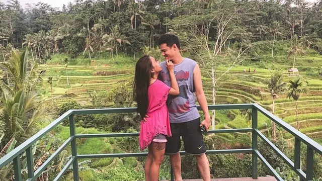 Jarang Tersorot, Ini 6 Potret Bobby Joseph dengan Sang Kekasih