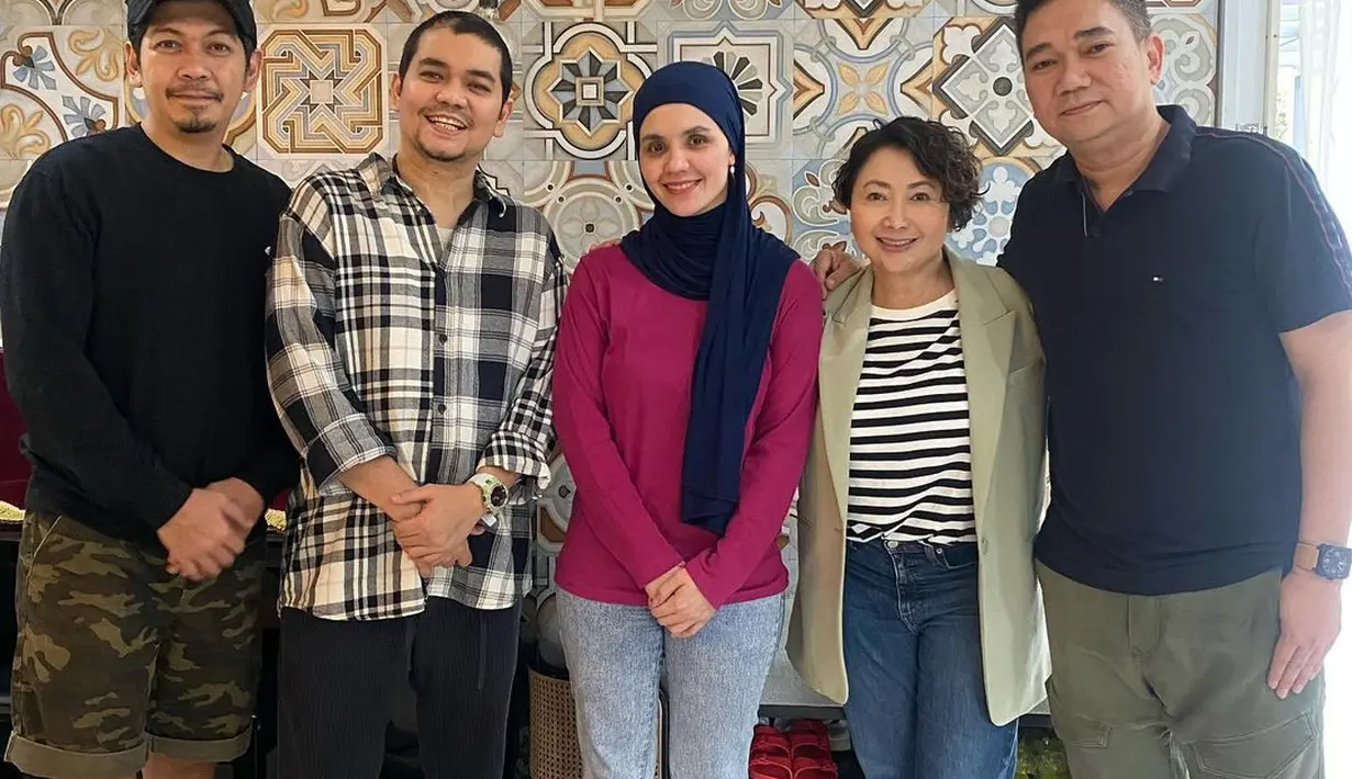 Tidak hanya mereka berdua, tapi juga ada kuasa hukumnya, Milano Lubis dan manajer Indra Bekti, Roy. [Instagram/indybarends]