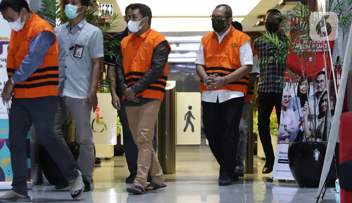 Wakil Ketua DPRD Provinsi Jawa Timur 2019-2024, Sahat Tua P. Simandjuntak (kedua kanan) usai rilis penetapan tersangka dan penahanan di Gedung Merah Putih Komisi Pemberantasan Korupsi (KPK), Jakarta, Jumat (16/12/2022). Sahat Tua P. Simandjuntak bersama tiga orang lainnya terjerat OTT KPK berikut barang bukti uang dengan nilai seluruhnya Rp1 miliar. (Liputan6.com/Helmi Fithriansyah)