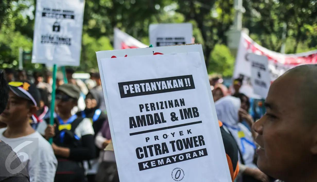 Warga Kebon Kosong Kecamatan Kemayoran membawa poster dalam unjuk rasa di Balai Kota Jakarta, Senin (3/4). Mereka menyampaikan aspirasi pembelaan terhadap dampak lingkungan yang terjadi dari pembangunan perkantoran Citra Tower (Liputan6.com/Faizal Fanani)