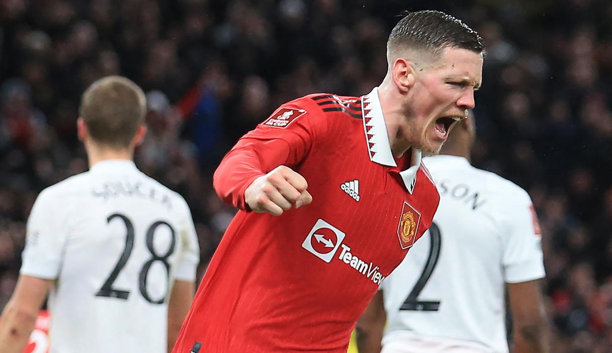 Selebrasi striker Manchester United, Wout Weghorst setelah mencetak gol ke gawang West Ham United pada laga putaran kelima Piala FA 2022/2023 di Old Trafford Stadium, Manchester (1/3/2023). Didatangkan dengan status pinjaman selama setengah musim dari Burnley pada Januari 2023, Wout Weghorst belum tampil maksimal seperti yang diharapkan dengan baru mencetak 2 gol dan 2 assist dari 22 laga di semua ajang. Besar kemungkinan ia akan dikembalikan ke Burnley akhir musim ini. (AFP/Lindsey Parnaby)