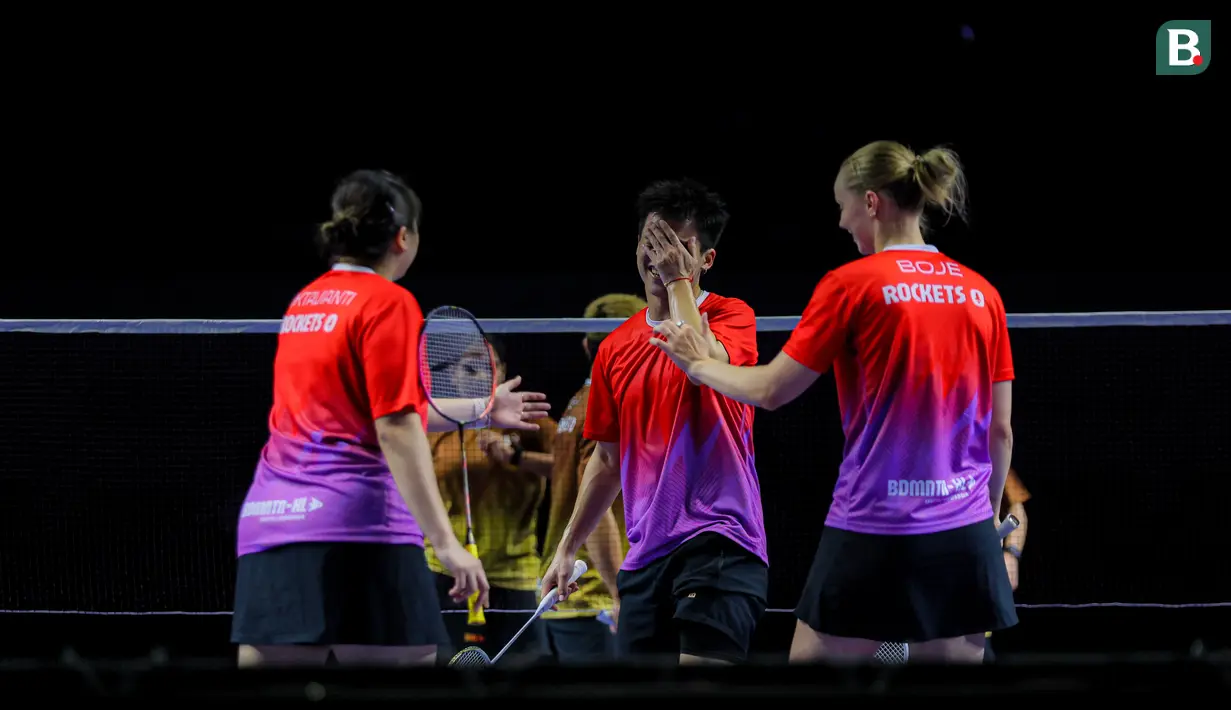 Ekspresi kecewa tim Rockets setelah gagal mencetak poin dalam laga final Badminton XL 2025 melawan tim Hurricanes yang berlangsung di Istora Senayan, Jakarta, Minggu (05/10/2025). (Bola.com/Bagaskara Lazuardi)