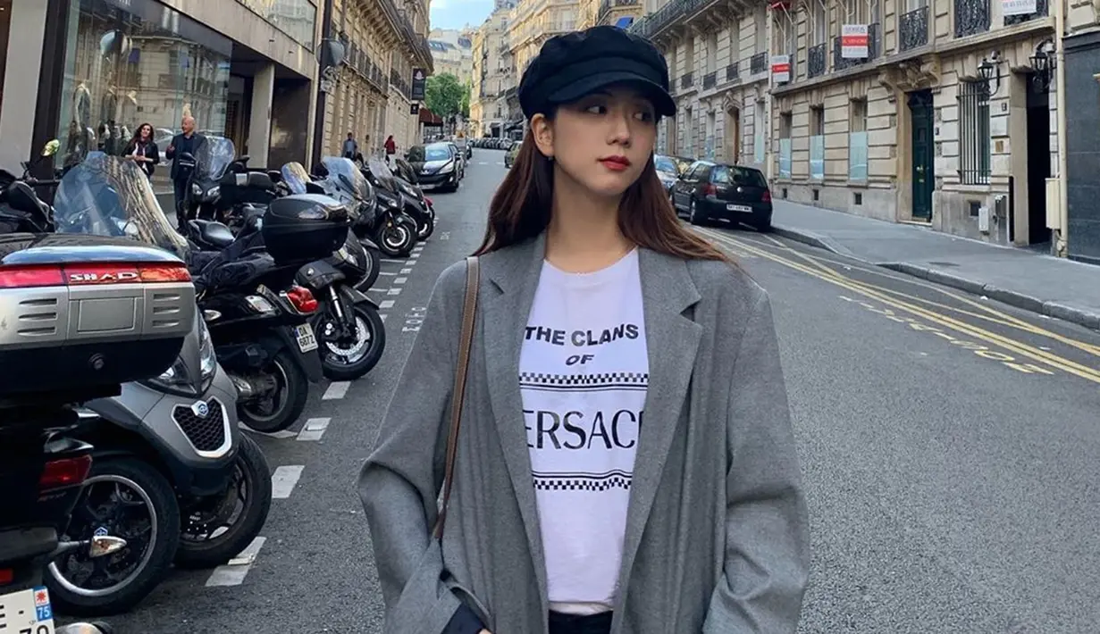 Seperti fotonya ini ketika menikmati waktunya di Prancis. Hanya gunakan balutan kaos dan luaran warna abu-abu, Jisoo tetap tampil cantik. Ditambah dengan topi hitamnya. (Liputan6.com/IG/@sooyaaa__)