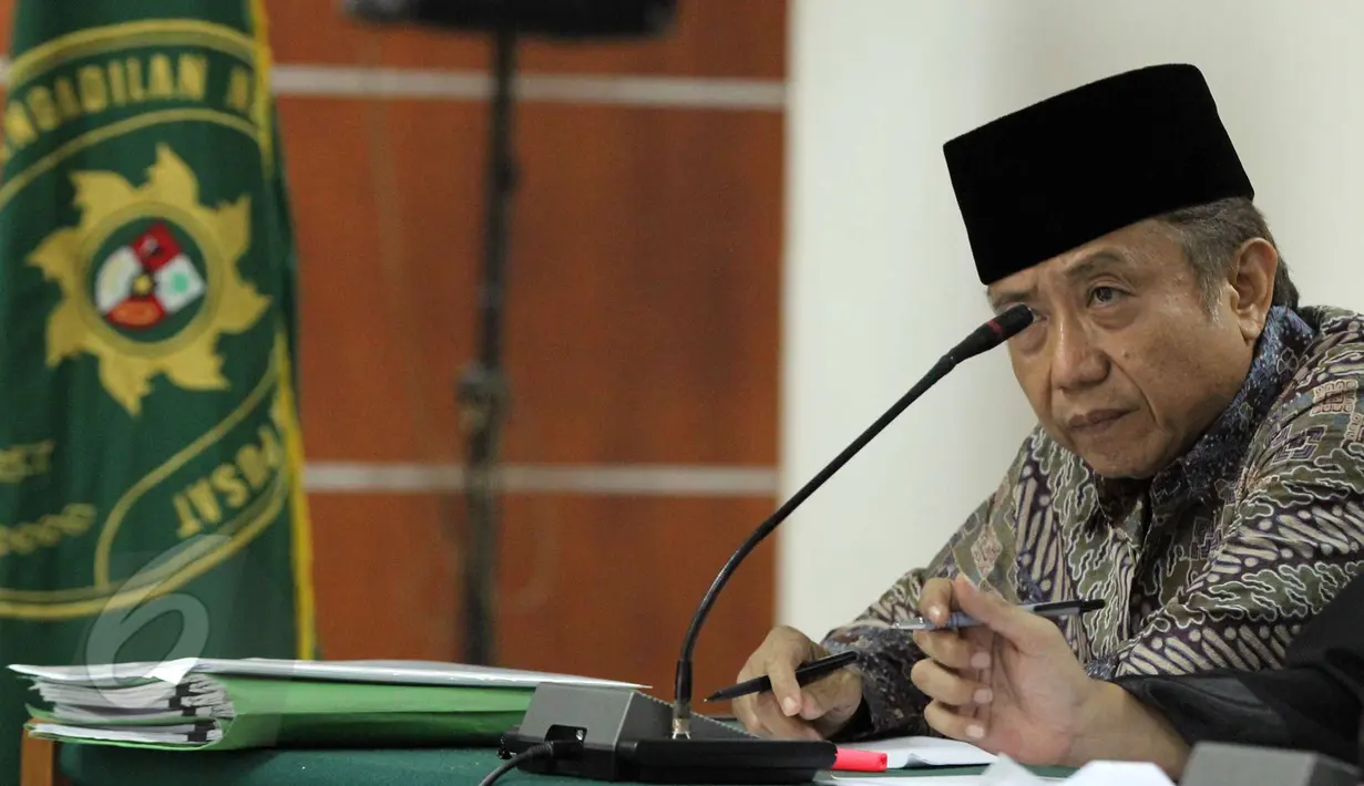 Waryono Karno mendengarkan keterangan saksi dalam sidang lanjutan di Pengadilan Tipikor, Jakarta, Rabu (3/6/2015). Empat orang saksi dihadirkan diantaranya Dirjen Energi Baru dan Terbarukan Kementerian ESDM Rida Mulyana. (Liputan6.com/Helmi Afandi)
