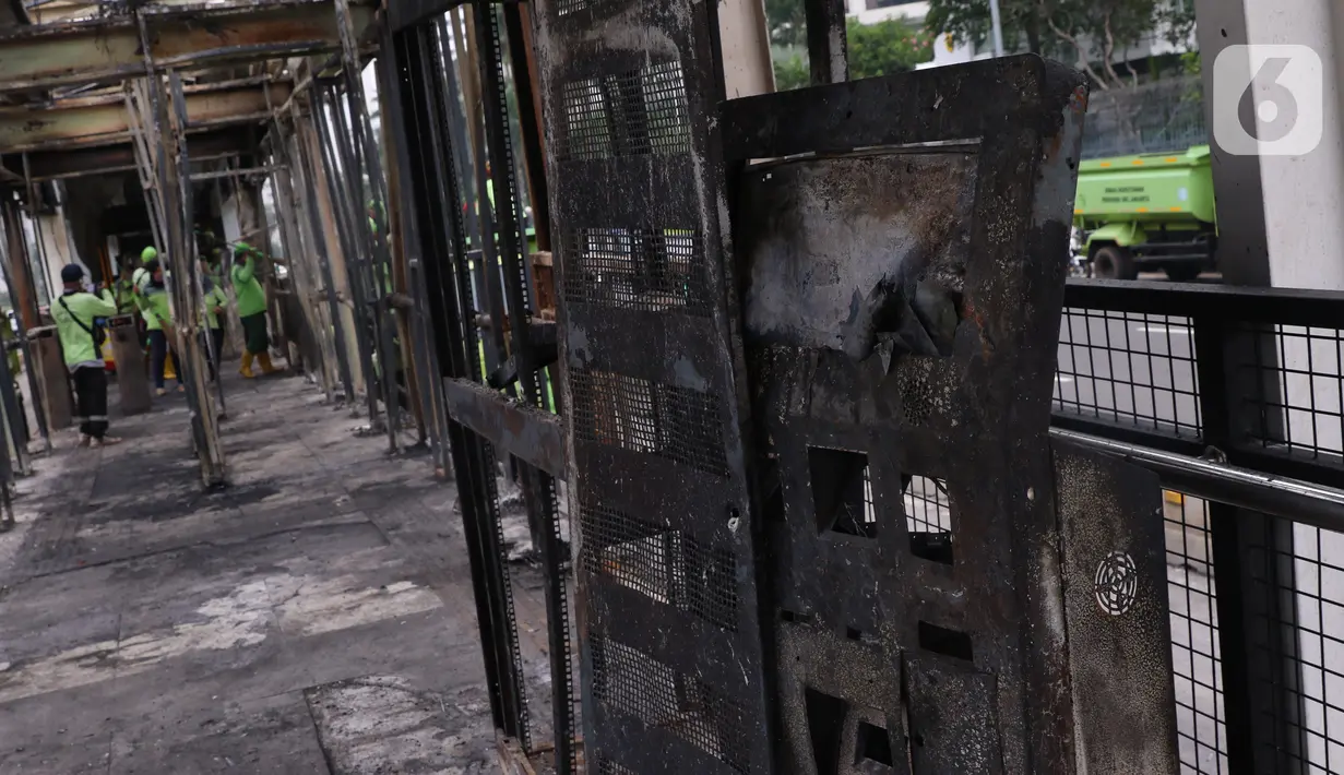 Kondisi halte transjakarta Tosari yang dibakar massa perusuh di Jakarta, Jumat (9/10/2020). Demo menolak omnibus law Undang-Undang (UU) Cipta Kerja diwarnai kericuhan dan pembakaran terhadap sejumlah halte Transjakarta. (Liputan6.com/Angga Yuniar)