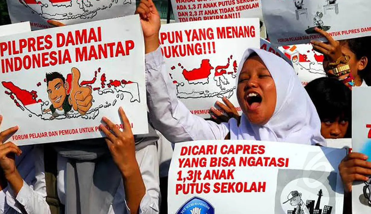 Mereka datang membawa sejumlah pesan dengan tinta merah yang ditulis di sebuah kertas putih (Liputan6.com/Miftahul Hayat)