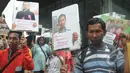 Aneka poster yang berisi dukungan kepada KPK dibawa oleh para buruh saat aksi di depan gedung KPK, Jakarta, Jumat (13/2/2015). Buruh Migran Indonesia sepakat untuk mendukung KPK. (Liputan6.com/Herman Zakharia)