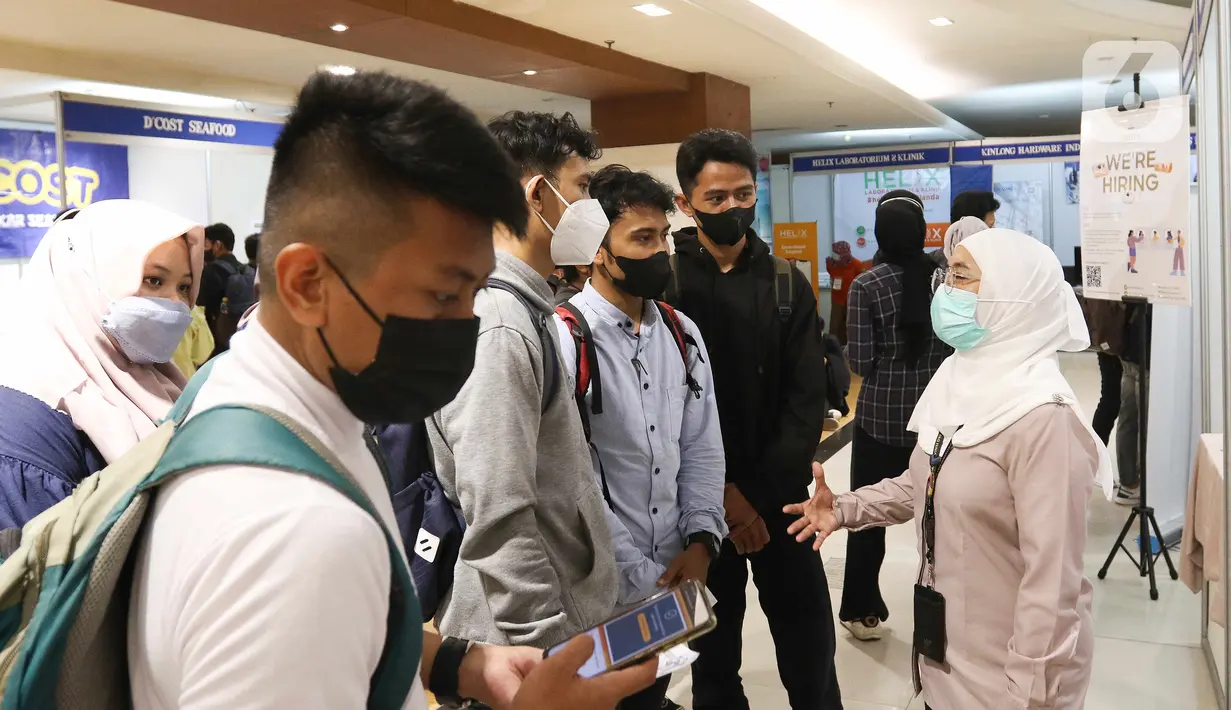 Pencari kerja mengamati penjelasan pihak perusahaan yang menyediakan lowongan kerja di Jakarta Job Fair 2022, di Plaza Semanggi, Jakarta, Rabu (26/10/2022). Bursa lowongan kerja yang diikuti 40 perusahaan dengan 6822 lowongan pekerjaan ini dipenuhi pencari kerja dari berbagai wilayah Jabodetabek dan sekitarnya. (Liputan6.com/Herman Zakharia)