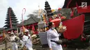 Umat Hindu membawa sesajen saat melaksanakan ibadah Sasih Kanem di Puri Kiduling Kreteg, Besakih, Bali, Minggu (3/12). (Liputan6.com/Immanuel Antonius)