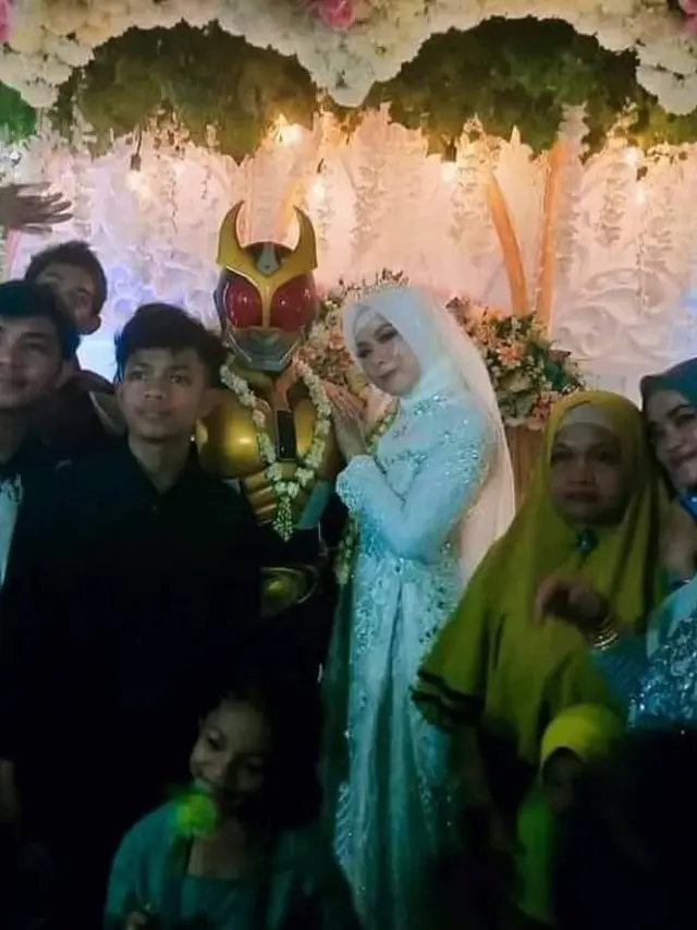 6 Potret Tamu Pernikahan Pakai Kostum Superhero Ini Nyeleneh Banget