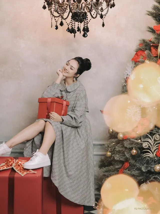 8 Gaya Pemotretan Seleb Tema Natal 2020, Penuh Kebahagiaan
