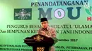 Ketua Umum PBNU KH Said Aqil Siradj memberikan sambutan saat penandatanganan kerjasama di Jakarta, Kamis (21/12). Kerjasama ini juga bertujuan untuk sinergi antara petani, peternak dan nelayan. (Liputan6.com/JohanTallo)
