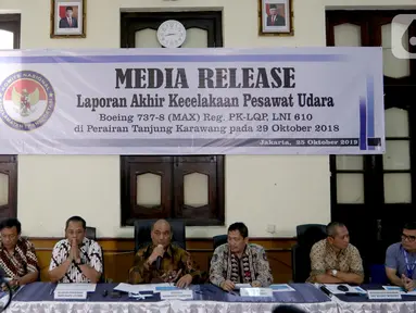 Suasana keterangan pers mengenai investigasi kecelakaan pesawat Lion Air JT 610 di Kantor KNKT, Jakarta Pusat, Jumat (25/10/2019). KNKT menemukan sembilan faktor yang berkontribusi dalam kecelakaan pesawat Lion Air JT 610 pada 29 Oktober 2018 di Tanjung Karawang. (Liputan6.com/Johan Tallo)