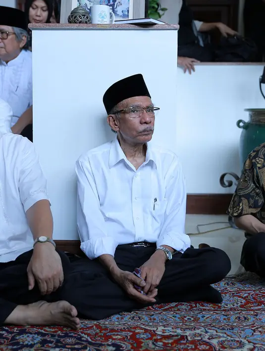 Suasana duka yang menyelimuti kediaman Alm Adnan Buyung Nasution. (Galih W. Satria/Bintang.com)