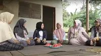 Nilai dan budaya perusahan PNM tersebut jadi motivasi Triska untuk bergabung menjadi Account Officer (AO) atau Petugas Pendamping di Program PNM Mekaar milik PT Permodalan Nasional Madani (PNM) yang saat ini ia sudah bekerja selama 2 tahun.