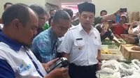 Wali Kota Tangerang saat mengunjungi Pasar yang menggunakan sistem nontunai. (Liputan6.com/Pramita Tristiawati)