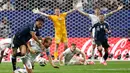 Pemain Argentina Nico Gonzalez  berebut bola dengan pemain Inggris  Harry Kane selama pertandingan semifinal Piala Dunia antara Inggris dan Argentina di Atlanta, Rabu, 15 Juli 2026. (AP Photo/Erik S. Lesser)