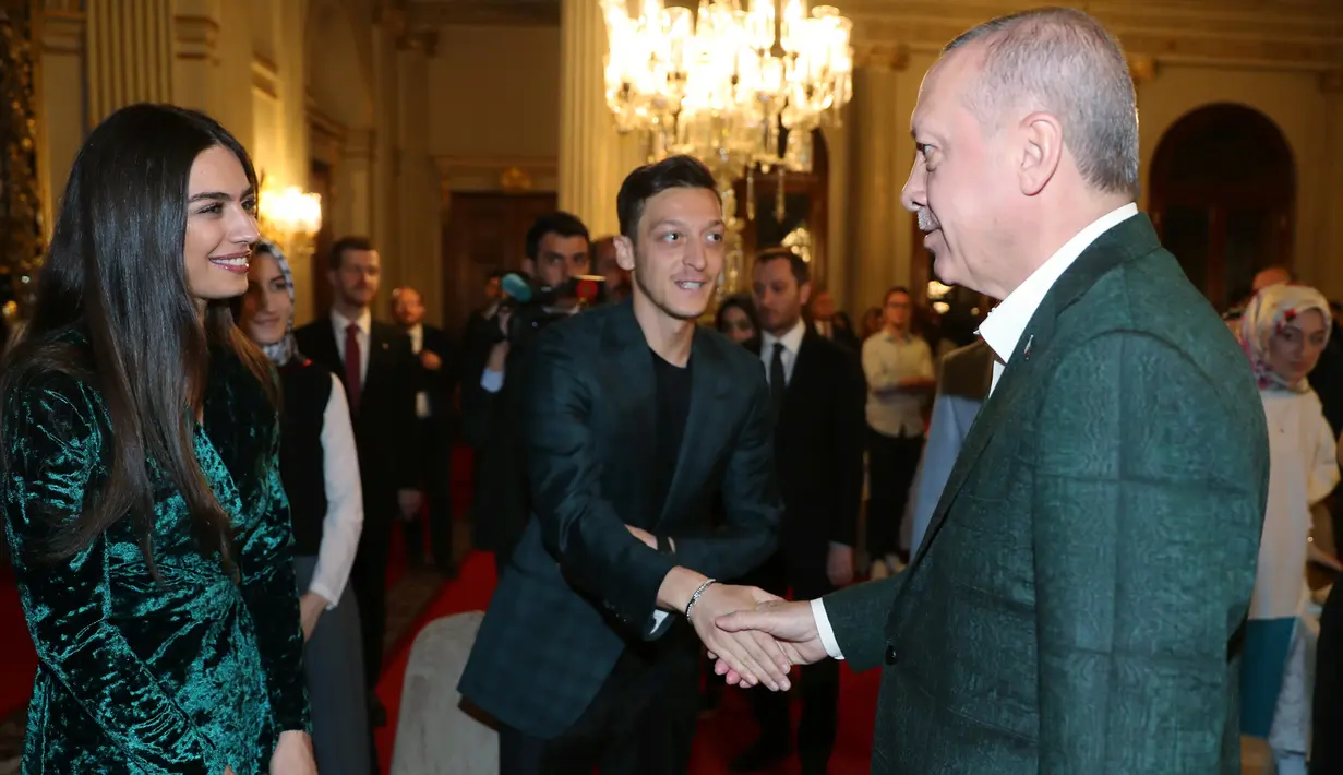 Presiden Turki Recep Tayyip Erdogan bersalaman dengan Gelandang Mesut Ozil saat acara buka puasa bersama di Istana Dolmabahce, Istanbul (19/5). Acara buka puasa ini turut mengundang generasi muda Turki menjelang perayaan Hari Pemuda dan Olahraga. (Stringer/Turkish President's Press Office/AFP)