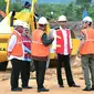 Presiden Joko Widodo saat memantau pembangunan jalan tol Padang-Pekanbaru, Sumatra Barat, Jumat , (9/2). Di ruas jalan tol Padang-Pekanbaru ini juga akan dibangun terowongan terpanjang di Indonesia. (Liputan6.com/Pool/Biro Setpres)