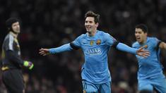 Bintang Barcelona, Lionel Messi, merayakan gol yang dicetaknya ke gawang Arsenal pada leg pertama babak 16 besar Liga Champions di Stadion Emirates, Inggris, Rabu (24/2/2016). Arsenal takluk 0-2 dari Barcelona. (Reuters/Toby Melville)