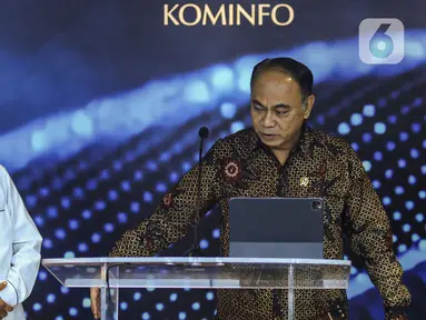 Menteri Komunikasi dan Informatika, Budi Arie Setiadi (kanan) bersama Ketua Majelis Ulama Indonesia (MUI) Anwar Iskandar sesaat sebelum memberikan keterangan terkait upaya pemberantasan judi online di Gedung Kemenkominfo, Jakarta, Kamis (25/7/2024). (Liputan6.com/Angga Yuniar)