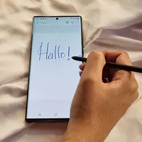 Ilustrasi menulis dengan S Pen di Samsung Galaxy S22 Ultra. (Liputan6.com/Agustinus M. Damar)