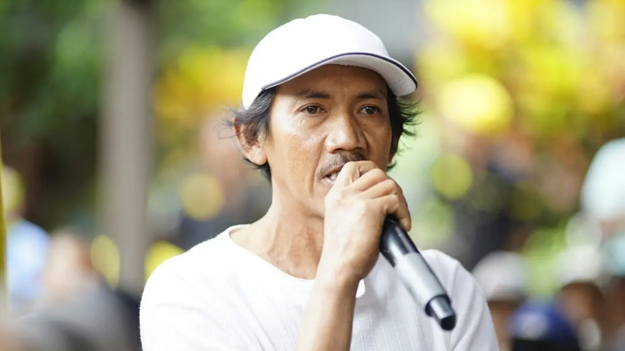 Warga curhat soal mahalnya biaya pendidikan ke Cagub Sulsel, Nurdin Halid (Liputan6.com/ Eka Hakim)