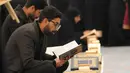 Sementara, membaca Al Quran di akhir Ramadan, khususnya pada 10 malam terakhir, sangat dianjurkan untuk memaksimalkan ibadah, mengejar keutamaan Lailatul Qadar, dan melipatgandakan pahala. Tampak dalam foto, seorang Muslim Syiah membaca Al-Quran, saat melaksanakan Itikaf di Masjid Kufa, selatan Baghdad, Irak, pada 12 Maret 2026. (Foto oleh AFP)