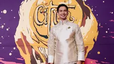 Penampilan Dimas Beck di FFI 2022 mencuri perhatian karena terlihat begitu gagah dalam balutan beskap. Busananya tampak sederhana dengan bros bergambar kura-kura. Untuk bawahannya, ia mengenakan motif batik Kukilo Peksawani yang merupakan motif dengan gambar burung hong. (Liputan6.com/IG/@dimasbeck)