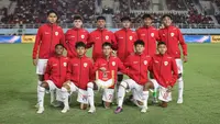 Para pemain starting XI Timnas Indonesia U-16 berfoto bersama jelang menghadapi Timnas Australia U-16 pada laga semifinal Piala AFF U-16 2024 di Stadion Manahan, Solo, Senin (1/7/2024). (Bola.com/Abdul Aziz)
