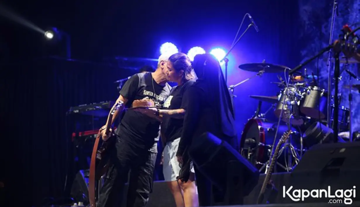 Fans Iwan Fals atau yang dikenal dengan OI menyambut antusias dan heboh di konser sang idola. Apalagi momen saat pria kelahiran 3 September 1961 ini mendapat kejutan dari istri dan sang putri tercinta, Annisa Cikal Rambu Bassae dengan membawa kue ke atas panggung. (KapanLagi.com/Budy Santoso)