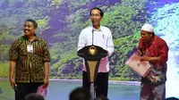 Presiden Joko Widodo (Jokowi) menyerahkan 3.063 sertifikat hak atas tanah untuk rakyat di Lapangan Sekarwangi, Kabupaten Sukabumi, Jawa Barat, Sabtu 7 April 2018.